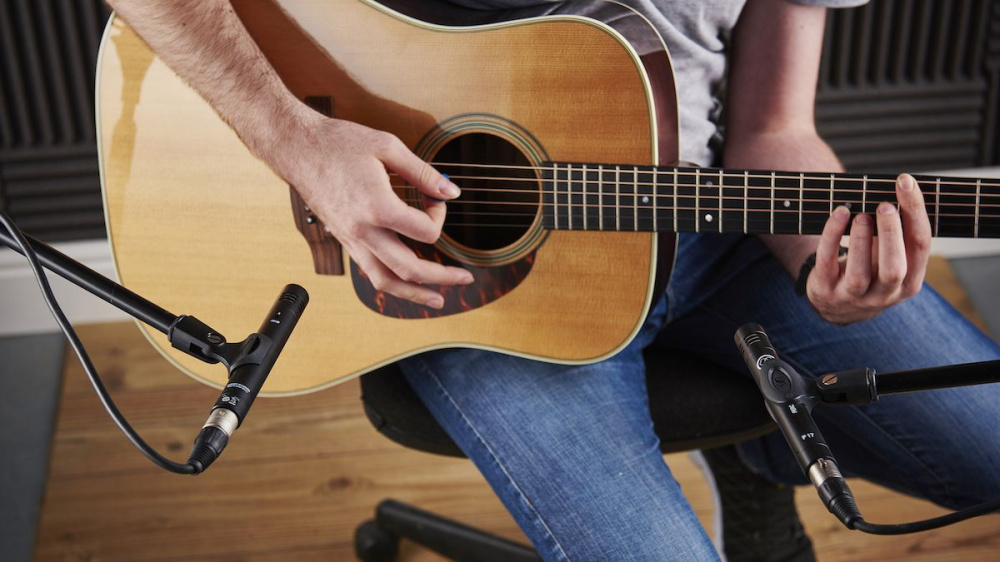 Как подзвучить акустическую гитару: полезные лайфхаки