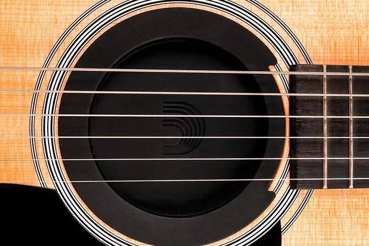 Как использование сурдины влияет на звучание акустической гитары